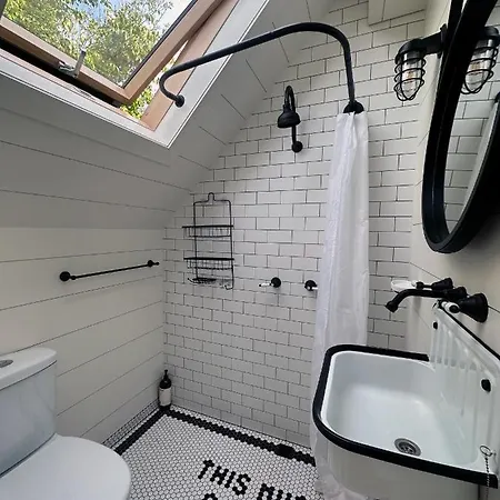 A Majestic Victorian Private Rear Access Quarters Apartment Melbourne Exterior photo