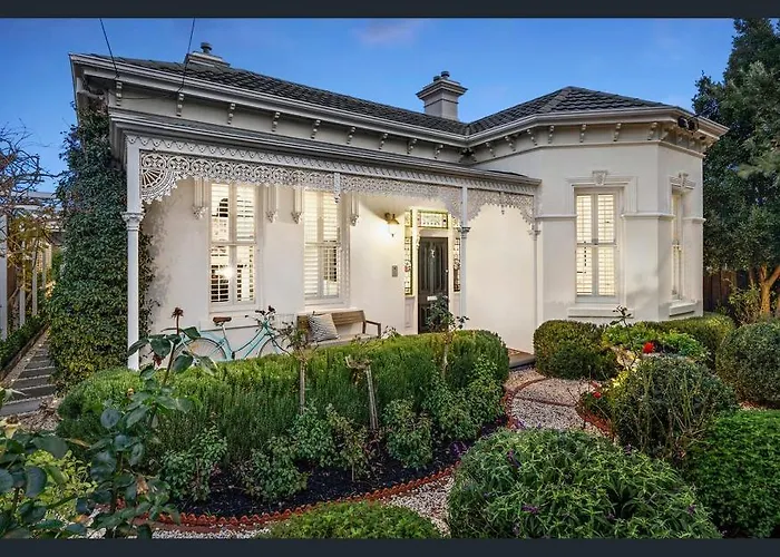 A Majestic Victorian Private Rear Access Quarters