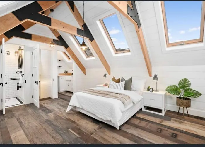 A Majestic Victorian Private Rear Access Quarters
