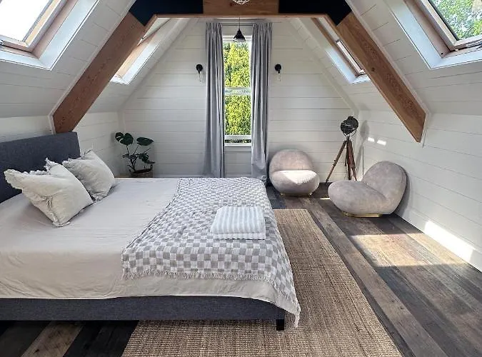 A Majestic Victorian Private Rear Access Quarters